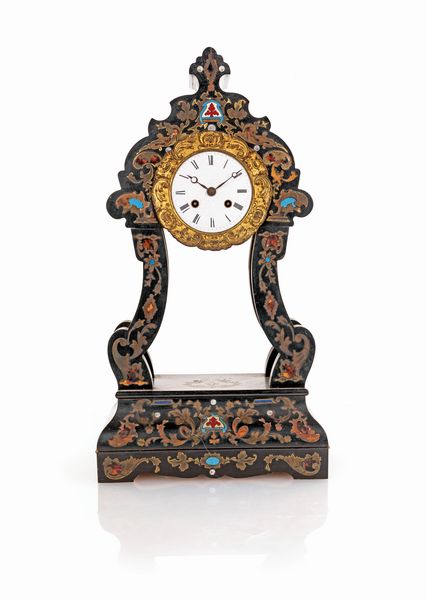 Pendola a portico in legno ebanizzato con incrostazioni in rame e inserti in smalto, XIX secolo  - Asta Antiquariato: Arredi, Dipinti, Oggetti d'Arte, Arte Orientale. - Associazione Nazionale - Case d'Asta italiane