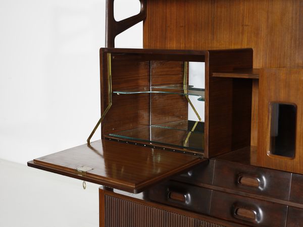 MANIFATTURA ITALIANA : Mobile da soggiorno con ribalta internamente illuminata, stipi ad ante, cassetti, vani a giorno  - Asta Asta 476 | DESIGN E ARTI DECORATIVE DEL NOVECENTO Online - Associazione Nazionale - Case d'Asta italiane