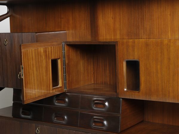 MANIFATTURA ITALIANA : Mobile da soggiorno con ribalta internamente illuminata, stipi ad ante, cassetti, vani a giorno  - Asta Asta 476 | DESIGN E ARTI DECORATIVE DEL NOVECENTO Online - Associazione Nazionale - Case d'Asta italiane