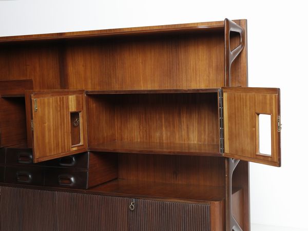 MANIFATTURA ITALIANA : Mobile da soggiorno con ribalta internamente illuminata, stipi ad ante, cassetti, vani a giorno  - Asta Asta 476 | DESIGN E ARTI DECORATIVE DEL NOVECENTO Online - Associazione Nazionale - Case d'Asta italiane