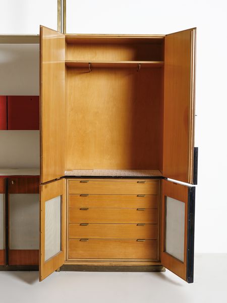 GRASSI LILIANA (1923 - 1985) : Mobile ad incasso su disegno a due campate con ripiano a giorno, stipi, guardaroba, esecuzione Serafino Arrighi, Cant�  - Asta Asta 476 | DESIGN E ARTI DECORATIVE DEL NOVECENTO Online - Associazione Nazionale - Case d'Asta italiane
