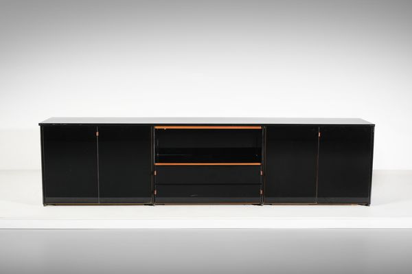 SCARPA AFRA (1937-2011) & TOBIA (n. 1935) : Credenza ad ante e cassetti della serie Mount per Molteni, Italia  - Asta Asta 476 | DESIGN E ARTI DECORATIVE DEL NOVECENTO Online - Associazione Nazionale - Case d'Asta italiane