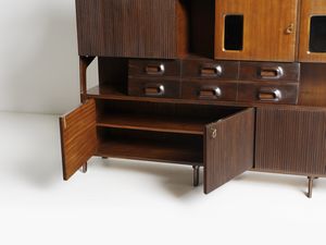 MANIFATTURA ITALIANA : Mobile da soggiorno con ribalta internamente illuminata, stipi ad ante, cassetti, vani a giorno  - Asta Asta 476 | DESIGN E ARTI DECORATIVE DEL NOVECENTO Online - Associazione Nazionale - Case d'Asta italiane