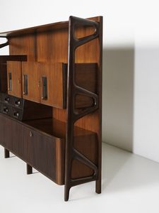 MANIFATTURA ITALIANA : Mobile da soggiorno con ribalta internamente illuminata, stipi ad ante, cassetti, vani a giorno  - Asta Asta 476 | DESIGN E ARTI DECORATIVE DEL NOVECENTO Online - Associazione Nazionale - Case d'Asta italiane