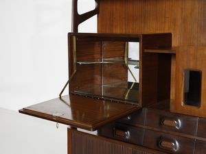 MANIFATTURA ITALIANA : Mobile da soggiorno con ribalta internamente illuminata, stipi ad ante, cassetti, vani a giorno  - Asta Asta 476 | DESIGN E ARTI DECORATIVE DEL NOVECENTO Online - Associazione Nazionale - Case d'Asta italiane