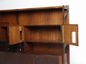 MANIFATTURA ITALIANA : Mobile da soggiorno con ribalta internamente illuminata, stipi ad ante, cassetti, vani a giorno  - Asta Asta 476 | DESIGN E ARTI DECORATIVE DEL NOVECENTO Online - Associazione Nazionale - Case d'Asta italiane