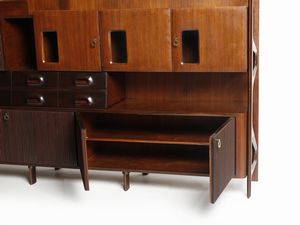 MANIFATTURA ITALIANA : Mobile da soggiorno con ribalta internamente illuminata, stipi ad ante, cassetti, vani a giorno  - Asta Asta 476 | DESIGN E ARTI DECORATIVE DEL NOVECENTO Online - Associazione Nazionale - Case d'Asta italiane