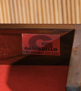 BORSANI OSVALDO (1911 - 1985) : Grande mobile bar luminoso con isola a scomparsa imperniata su un lato per Arredamento Borsani Varedo  - Asta Asta 476 | DESIGN E ARTI DECORATIVE DEL NOVECENTO Online - Associazione Nazionale - Case d'Asta italiane