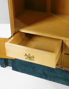 G.R.A.U. (n. 1964) : Grande armadio con due piccoli stipi laterali  - Asta Asta 476 | DESIGN E ARTI DECORATIVE DEL NOVECENTO Online - Associazione Nazionale - Case d'Asta italiane