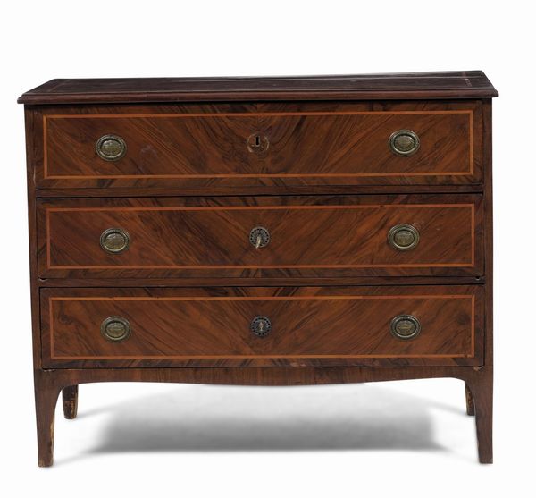 Com� a tre cassetti lastronato e filettato in varie essenze. XVIII-XIX secolo  - Asta Antiquariato - Associazione Nazionale - Case d'Asta italiane