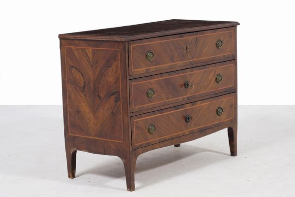 Com� a tre cassetti lastronato e filettato in varie essenze. XVIII-XIX secolo  - Asta Antiquariato - Associazione Nazionale - Case d'Asta italiane