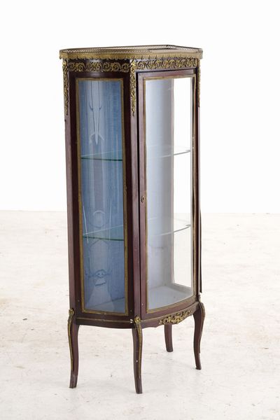 Vetrina in legno patinato. Francia prima met� XX secolo  - Asta Antiquariato - Associazione Nazionale - Case d'Asta italiane