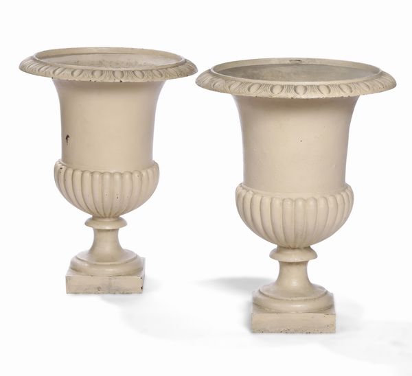 Coppia di vasi medicei in metallo dipinto  - Asta Antiquariato - Associazione Nazionale - Case d'Asta italiane