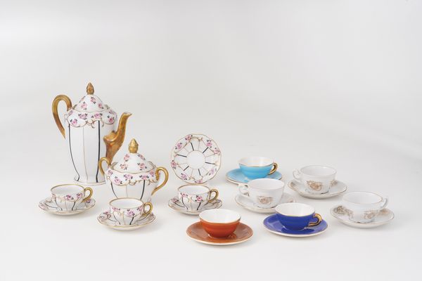 Tre servizi da t� e caff� in porcellana. XX secolo  - Asta Antiquariato - Associazione Nazionale - Case d'Asta italiane