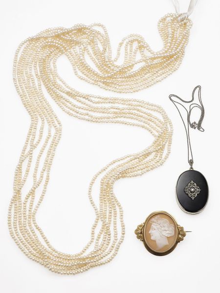 Lotto composto da una girocollo a pi� fili di perle coltivate, un pendente con con onice e piccoli diamanti ed una spilla con cammeo su conchiglia  - Asta Gioielli - Associazione Nazionale - Case d'Asta italiane