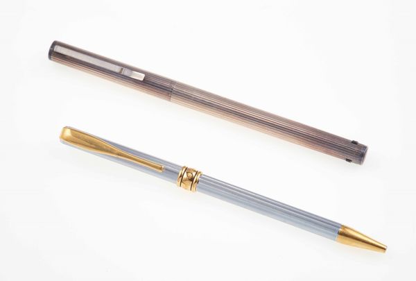 Aurora. Lotto composto da una penna a sfera Magellano e una penna a sfera Hastil in argento. Scatole originali  - Asta Moda e Accessori for Men - Associazione Nazionale - Case d'Asta italiane