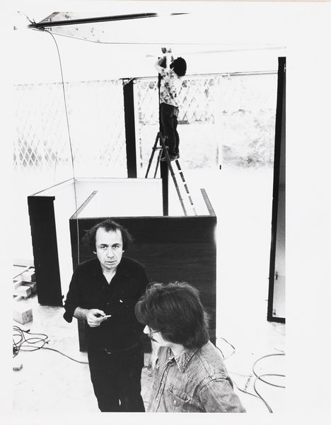 CLAUDIO ABATE : Vito acconci durante l�allestimento della mostra<BR>  - Asta Fotografia - Associazione Nazionale - Case d'Asta italiane