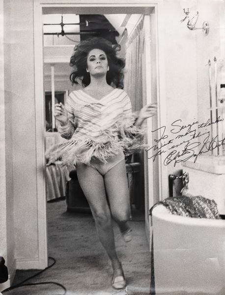Senza titolo (Elizabeth Taylor sul set di Zee and Co�)  - Asta Fotografia - Associazione Nazionale - Case d'Asta italiane