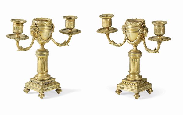 Coppia di piccoli candelabri in bronzo dorato. XIX secolo  - Asta Sei Secoli di Arti e Arredi - Associazione Nazionale - Case d'Asta italiane
