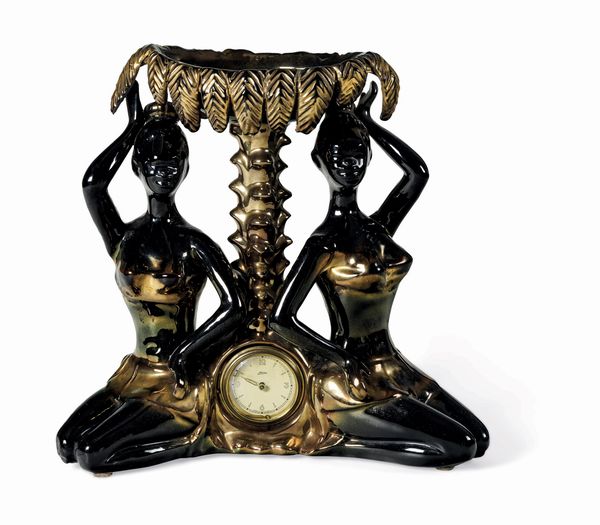 Orologio da tavolo in porcellana nera e dorata. XX secolo  - Asta Sei Secoli di Arti e Arredi - Associazione Nazionale - Case d'Asta italiane