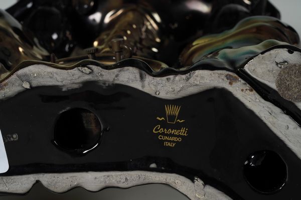 Orologio da tavolo in porcellana nera e dorata. XX secolo  - Asta Sei Secoli di Arti e Arredi - Associazione Nazionale - Case d'Asta italiane