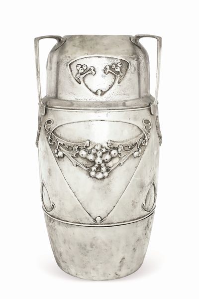 Grande vaso liberty in metallo argentato. XX secolo  - Asta Sei Secoli di Arti e Arredi - Associazione Nazionale - Case d'Asta italiane