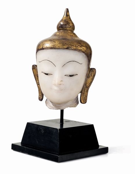 Testa scolpita in alabastro raffigurante Buddha con doratura, India, XIX secolo  - Asta Sei Secoli di Arti e Arredi - Associazione Nazionale - Case d'Asta italiane