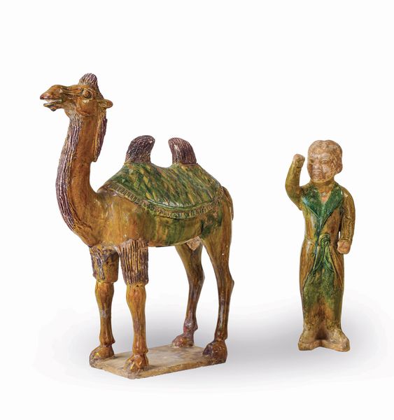 Lotto composto da figura di cammello e figura maschile con tunica in terracotta grs Sancai, Cina, Dinastia Tang (618-906)  - Asta Sei Secoli di Arti e Arredi - Associazione Nazionale - Case d'Asta italiane
