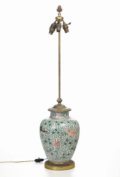 Vaso con coperchio in porcellana Famiglia Verde con figure di cani di Pho e decori floreali, Cina. Dinastia Qing, epoca Guangxu (1875-1908)  - Asta Sei Secoli di Arti e Arredi - Associazione Nazionale - Case d'Asta italiane