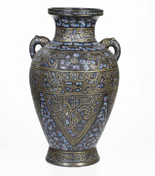 Vaso a forma arcaica a smalti policromi cloisonn� con motivi geometrici, decoro a rilievi e smalti in oro, Cina, Dinastia Qing, epoca Guangxu (1875-1908)  - Asta Sei Secoli di Arti e Arredi - Associazione Nazionale - Case d'Asta italiane
