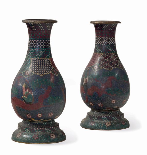 Coppia di vasi in rame cloisonn� a smalti policromi con decori geometrici e figure di uccelli, Giappone, XIX secolo  - Asta Sei Secoli di Arti e Arredi - Associazione Nazionale - Case d'Asta italiane