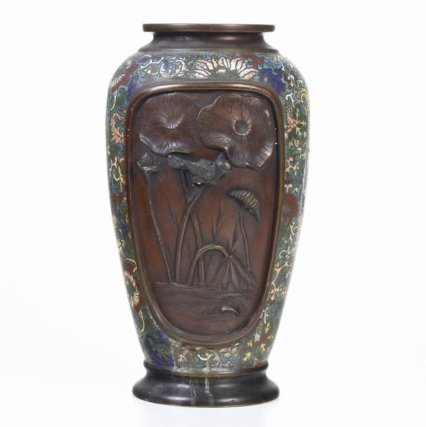 Vaso in smalti policromi cloisonn� raffigurante scena naturalistica con dettagli a rilievo, Giappone, periodo Meiji (1868-1912)  - Asta Sei Secoli di Arti e Arredi - Associazione Nazionale - Case d'Asta italiane