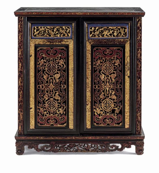 Credenza in legno laccato e dorato con decori naturalistici, Canton, Cina, Dinastia Qing, met XIX secolo  - Asta Sei Secoli di Arti e Arredi - Associazione Nazionale - Case d'Asta italiane