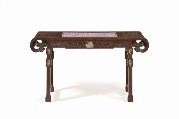 Importante altare in legno di Homu con un inserto di una grande placca in porcellana a decori naturalistici, Famiglia Rosa, Cina, Dinastia Qing, epoca Jiaqing (1727-1820)  - Asta Sei Secoli di Arti e Arredi - Associazione Nazionale - Case d'Asta italiane