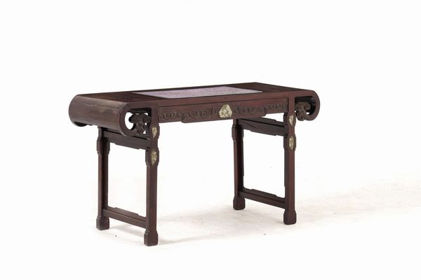 Importante altare in legno di Homu con un inserto di una grande placca in porcellana a decori naturalistici, Famiglia Rosa, Cina, Dinastia Qing, epoca Jiaqing (1727-1820)  - Asta Sei Secoli di Arti e Arredi - Associazione Nazionale - Case d'Asta italiane