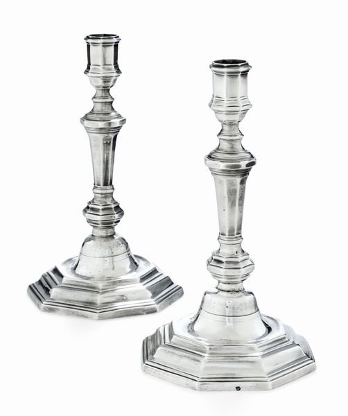 Coppia di candelieri. Parigi prima met� del XVIII secolo (1727-1732), argentiere Gabriel Joseph Miollet (1706-1752)  - Asta Sei Secoli di Arti e Arredi - Associazione Nazionale - Case d'Asta italiane