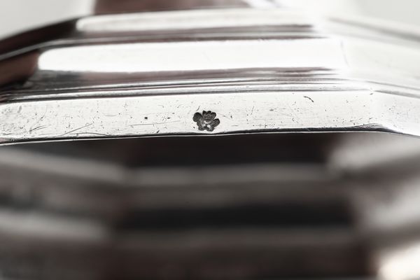 Coppia di candelieri. Parigi prima met� del XVIII secolo (1727-1732), argentiere Gabriel Joseph Miollet (1706-1752)  - Asta Sei Secoli di Arti e Arredi - Associazione Nazionale - Case d'Asta italiane