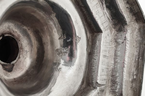 Coppia di candelieri. Parigi prima met� del XVIII secolo (1727-1732), argentiere Gabriel Joseph Miollet (1706-1752)  - Asta Sei Secoli di Arti e Arredi - Associazione Nazionale - Case d'Asta italiane