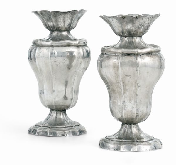 Coppia di vasi. Italia XX secolo; marchi ad imitazione dellargenteria veneziana del XVIII secolo  - Asta Sei Secoli di Arti e Arredi - Associazione Nazionale - Case d'Asta italiane