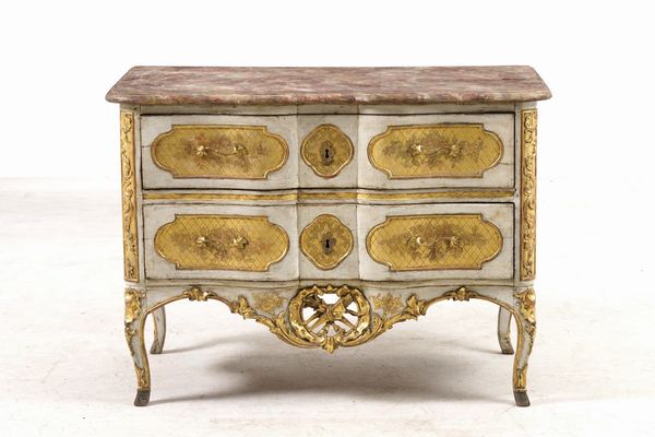 Cassettone in legno laccato e dorato. XVIII secolo  - Asta Sei Secoli di Arti e Arredi - Associazione Nazionale - Case d'Asta italiane