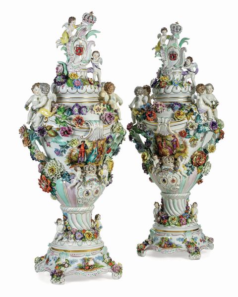 Monumentale coppia di vasi<BR>Germania, Potschappel (Sassonia), Manifattura di Carl Thieme, prima met� del XX secolo  - Asta Sei Secoli di Arti e Arredi - Associazione Nazionale - Case d'Asta italiane