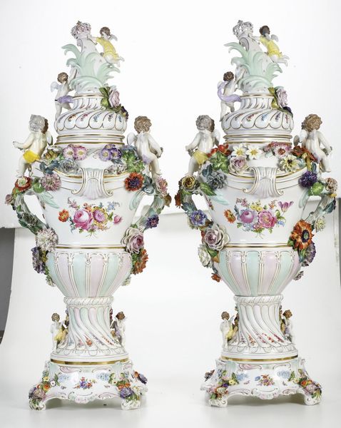 Monumentale coppia di vasi<BR>Germania, Potschappel (Sassonia), Manifattura di Carl Thieme, prima met� del XX secolo  - Asta Sei Secoli di Arti e Arredi - Associazione Nazionale - Case d'Asta italiane