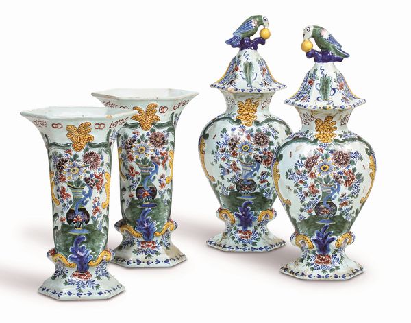 Parure di quattro vasi<BR>Delft, Manifattura De Paeuw, XIX secolo  - Asta Sei Secoli di Arti e Arredi - Associazione Nazionale - Case d'Asta italiane