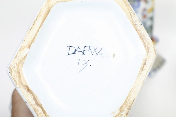 Parure di quattro vasi<BR>Delft, Manifattura De Paeuw, XIX secolo  - Asta Sei Secoli di Arti e Arredi - Associazione Nazionale - Case d'Asta italiane