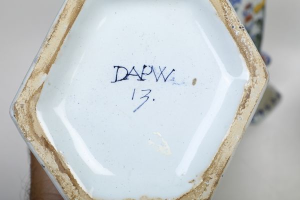 Parure di quattro vasi<BR>Delft, Manifattura De Paeuw, XIX secolo  - Asta Sei Secoli di Arti e Arredi - Associazione Nazionale - Case d'Asta italiane