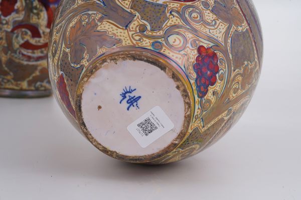 Coppia di vasi<BR>Gualdo Tadino, Manifattura di Alfredo Santarelli, prima met� del XX secolo  - Asta Sei Secoli di Arti e Arredi - Associazione Nazionale - Case d'Asta italiane