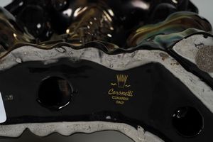 Orologio da tavolo in porcellana nera e dorata. XX secolo  - Asta Sei Secoli di Arti e Arredi - Associazione Nazionale - Case d'Asta italiane