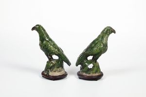 Coppia di pappagalli a fondo verde in porcellana, Cina, XVIII secolo  - Asta Sei Secoli di Arti e Arredi - Associazione Nazionale - Case d'Asta italiane