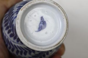 Gruppo di piccole potiches in porcellana bianca e blu a decoro naturalistico, Cina, Dinastia Qing, epoca Kangxi (1662-1722)  - Asta Sei Secoli di Arti e Arredi - Associazione Nazionale - Case d'Asta italiane