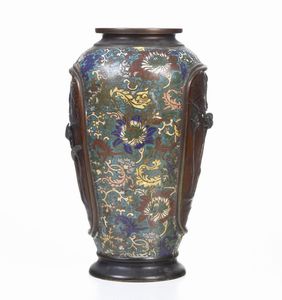 Vaso in smalti policromi cloisonn� raffigurante scena naturalistica con dettagli a rilievo, Giappone, periodo Meiji (1868-1912)  - Asta Sei Secoli di Arti e Arredi - Associazione Nazionale - Case d'Asta italiane